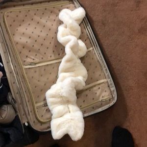 No label white faux fur scarf. Elastic on inside